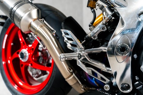 Norton V4 SV. MANX. PLATINUM BODYWORK. ÖHLINS SUSPENSION. RED OZ ALUMINIUM WHEELS 30