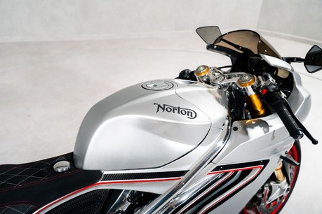 Norton V4 SV. MANX. PLATINUM BODYWORK. ÖHLINS SUSPENSION. RED OZ ALUMINIUM WHEELS 23