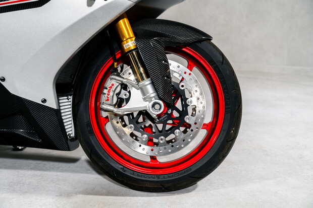 Norton V4 SV. MANX. PLATINUM BODYWORK. ÖHLINS SUSPENSION. RED OZ ALUMINIUM WHEELS 2