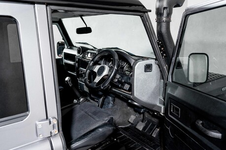 Land Rover Defender 110 110 ICON. MOMO STEERING WHEEL. RECARO SPORTS SEATS. PERFORMANCE UPGRADES. 9