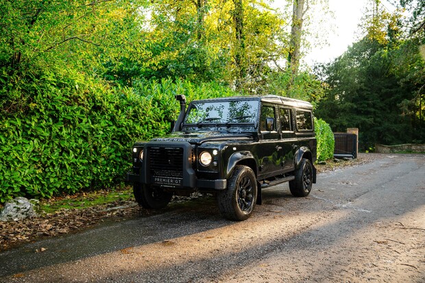 Land Rover Defender 110 TD XS STATION WAGON. HEATED FRONT SEATS. BLUETOOTH. SUNROOF. 7 SEATS. 1