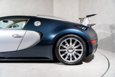 Bugatti Veyron 16.4. UK CAR. LOW MILEAGE. ADJUSTABLE SUSPENSION. HEATED SEATS. BURMESTER. 22