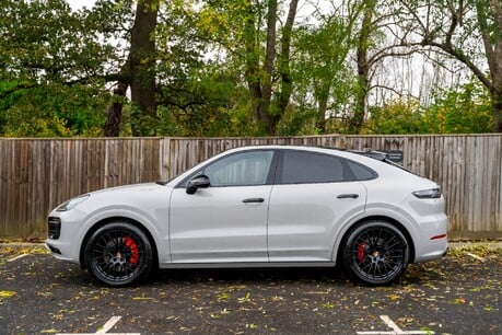 Porsche Cayenne GTS. CARBON INT PACK. BOSE. HEATED STEERING WHEEL. PAN ROOF. CARPLAY. 6