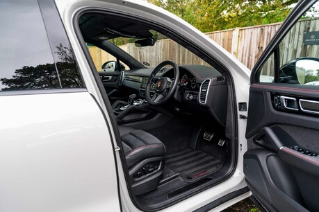 Porsche Cayenne GTS. CARBON INT PACK. BOSE. HEATED STEERING WHEEL. PAN ROOF. CARPLAY. 7