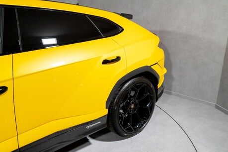 Lamborghini Urus PERFORMANTE. WARRANTY. ADAS PACK. CARBON FIBRE EXT. AMBIENT LIGHTING. B&O. 32