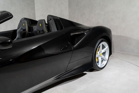 Ferrari F8 SPIDER. CARBON INT. PASSENGER DISPLAY. LIFT. 34