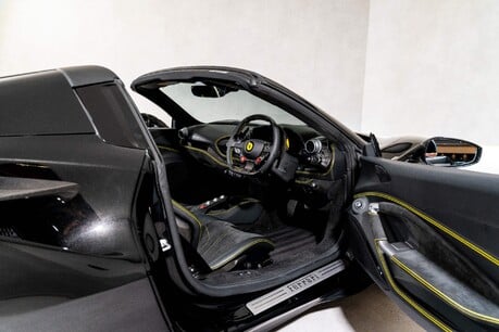 Ferrari F8 SPIDER. CARBON INT. PASSENGER DISPLAY. LIFT. 14