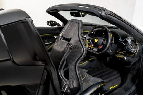 Ferrari F8 SPIDER. CARBON INT. PASSENGER DISPLAY. LIFT. 29