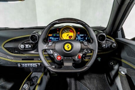 Ferrari F8 SPIDER. CARBON INT. PASSENGER DISPLAY. LIFT. 20