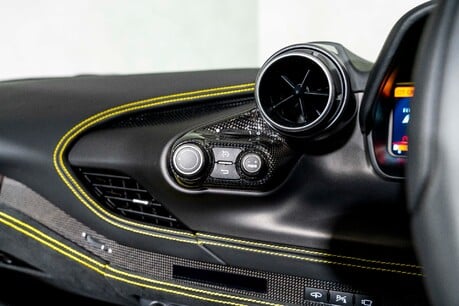 Ferrari F8 SPIDER. CARBON INT. PASSENGER DISPLAY. LIFT. 45