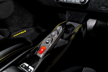 Ferrari F8 SPIDER. CARBON INT. PASSENGER DISPLAY. LIFT. 26