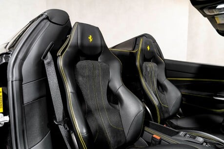 Ferrari F8 SPIDER. CARBON INT. PASSENGER DISPLAY. LIFT. 16