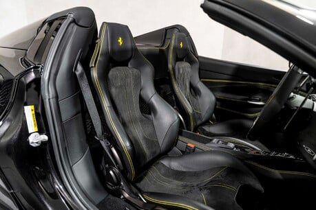 Ferrari F8 SPIDER. CARBON INT. PASSENGER DISPLAY. LIFT. 15