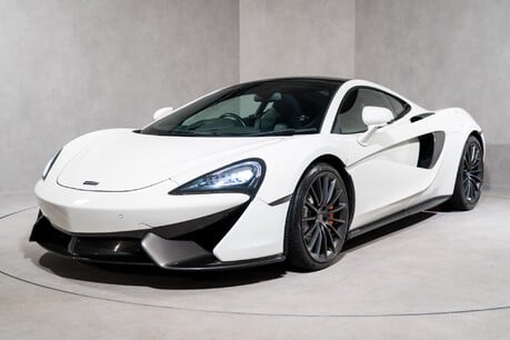 McLaren 570GT V8 SSG. GLASS PANORAMIC ROOF. LIFT SYSTEM. HEATED SEATS. REAR CAMERA. 3