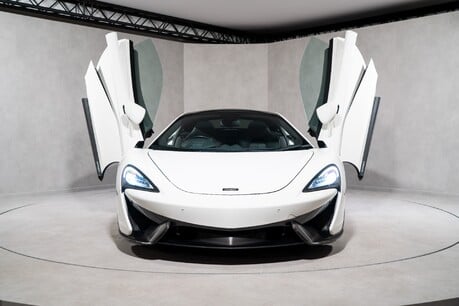 McLaren 570GT V8 SSG. GLASS PANORAMIC ROOF. LIFT SYSTEM. HEATED SEATS. REAR CAMERA. 7