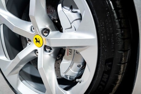Ferrari 12Cilindri HUGE SPECIFICATION. SPECIAL TWO-LAYER PAINT. 10