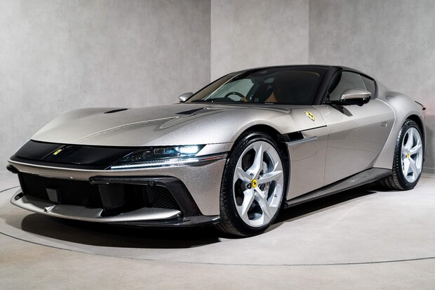 Ferrari 12Cilindri HUGE SPECIFICATION. SPECIAL TWO-LAYER PAINT. 1
