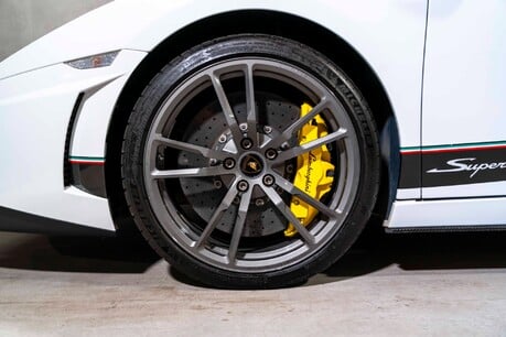 Lamborghini Gallardo SUPERLEGGERA. CARBON FIBRE INTERIOR & EXTERIOR PACK. LIFT SYSTEM. 9