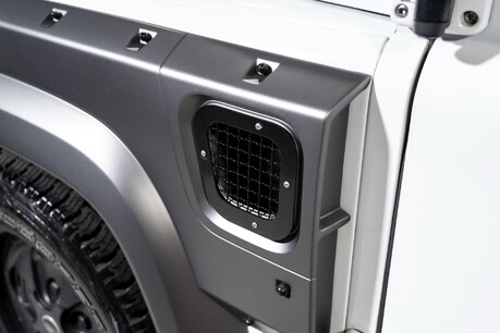 Land Rover Defender 110 TD COUNTY STATION WAGON. CHELSEA TRUCK KHAN CONVERSION. APPLE CARPLAY 37
