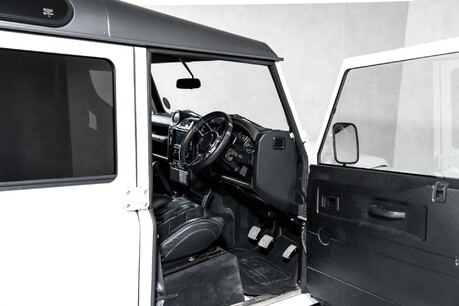 Land Rover Defender 110 TD COUNTY STATION WAGON. CHELSEA TRUCK KHAN CONVERSION. APPLE CARPLAY 15