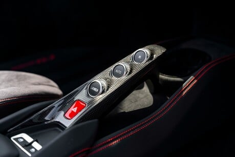 Ferrari F8 SPIDER. WARRANTY. CARBON FIBRE INT & EXT. LIFT SYSTEM. 23