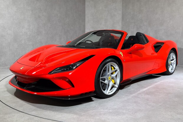 Ferrari F8 SPIDER. WARRANTY. CARBON FIBRE INT & EXT. LIFT SYSTEM. 1