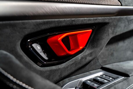 Lamborghini Urus V8 PERFORMANTE. FULL PPF. PANORAMIC ROOF. HEATED, COOLED & MASSAGE SEATS. 56
