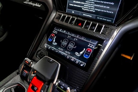 Lamborghini Urus V8 PERFORMANTE. FULL PPF. PANORAMIC ROOF. HEATED, COOLED & MASSAGE SEATS. 45