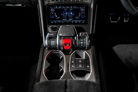 Lamborghini Urus V8 PERFORMANTE. FULL PPF. PANORAMIC ROOF. HEATED, COOLED & MASSAGE SEATS. 38