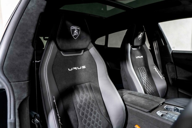 Lamborghini Urus V8 PERFORMANTE. FULL PPF. PANORAMIC ROOF. HEATED, COOLED & MASSAGE SEATS. 2