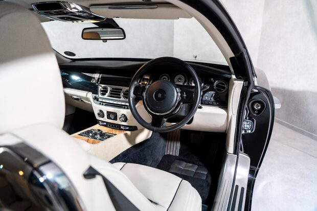 Rolls-Royce Wraith V12. VOSSEN WHEELS. GLASS PANORAMIC ROOF. MASSAGE SEATS. 3