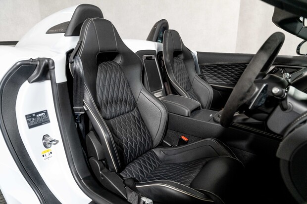 Jaguar F-Type PROJECT 7. 1 OF 250. GLACIER WHITE. CARBON CERAMICS. EXTENSIVE EXT CARBON. 2