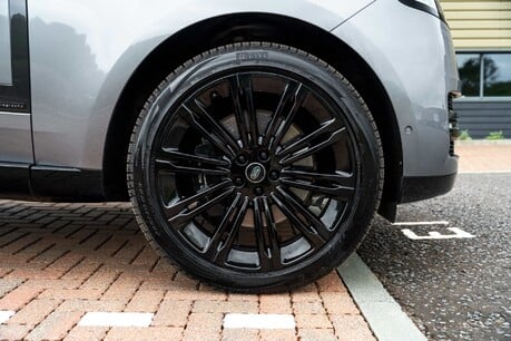 Land Rover Range Rover AUTOBIOGRAPHY P530 V8. 23" WHEELS. HEAD-UP DISPLAY. HEAT&C, MASSAGE SEATS. 3