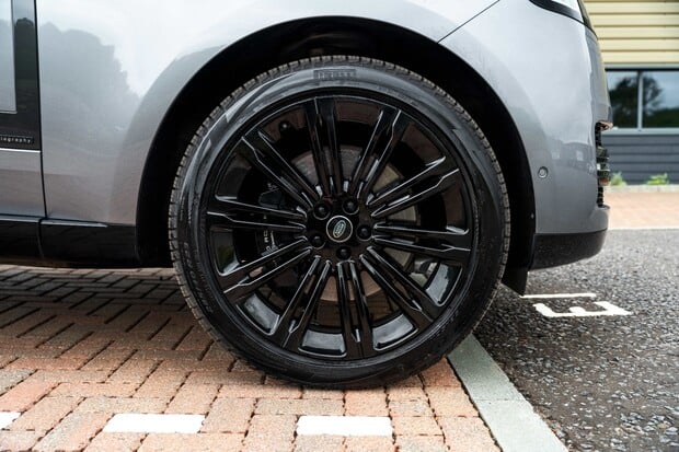Land Rover Range Rover AUTOBIOGRAPHY P530 V8. 23" WHEELS. HEAD-UP DISPLAY. HEAT&C, MASSAGE SEATS. 5