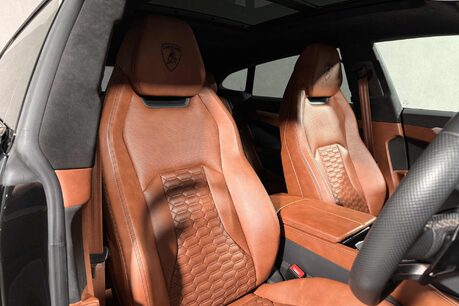 Lamborghini Urus V8. LAMBO WARRANTY UNTIL NOV. ADAS PACK. HEATED, COOLED & MASSAGE SEATS. 17