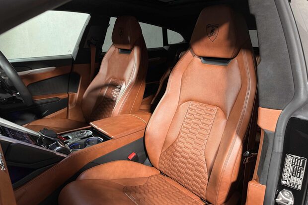 Lamborghini Urus V8. LAMBO WARRANTY UNTIL NOV. ADAS PACK. HEATED, COOLED & MASSAGE SEATS. 2