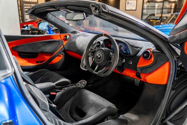 McLaren 600LT SPIDER. FULL MSH. WARRANTY. CARBON FIBRE EXT PACK. CERAMIC BRAKES. LIFT 2