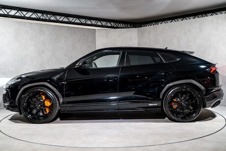 Lamborghini Urus V8 PERFORMANTE. FULL PPF. PANORAMIC ROOF. HEATED, COOLED & MASSAGE SEATS. 8
