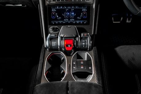 Lamborghini Urus V8 PERFORMANTE. FULL PPF. PANORAMIC ROOF. HEATED, COOLED & MASSAGE SEATS. 38