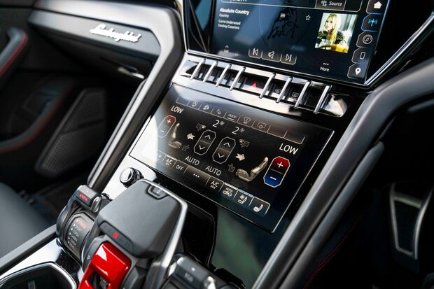 Lamborghini Urus V8 S. HEATED, COOLED & MASSAGE SEATS. PANORAMIC ROOF. B&O. TOPAZ FRONT PPF. 4