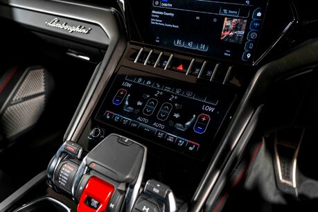 Lamborghini Urus V8 S. HEATED, COOLED & MASSAGE SEATS. PANORAMIC ROOF. B&O. TOPAZ FRONT PPF. 32