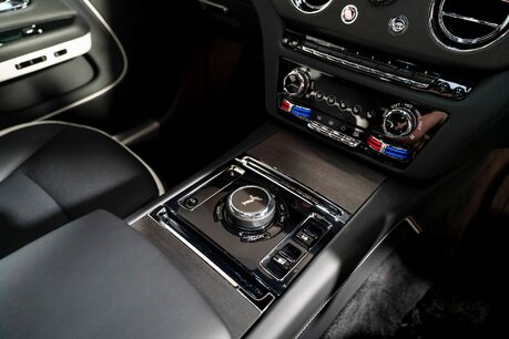 Rolls-Royce Spectre SHOOTING STAR STARLIGHT. MASSAGE, HEATED & COOLED SEATS. BESPOKE INTERIOR 36