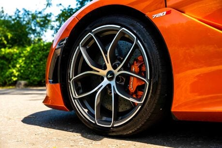 McLaren 720S WARRANTY. FULL MSH. ELITE PAINTWORK. CARBON EXTERIOR UPGRADE PACK 1. LIFT. 10