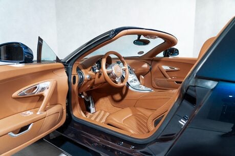 Bugatti Veyron GRAND SPORT. SERVICE PACK. EX BUGATTI DISPLAY CAR. OUTSTANDING PROVENANCE. 18