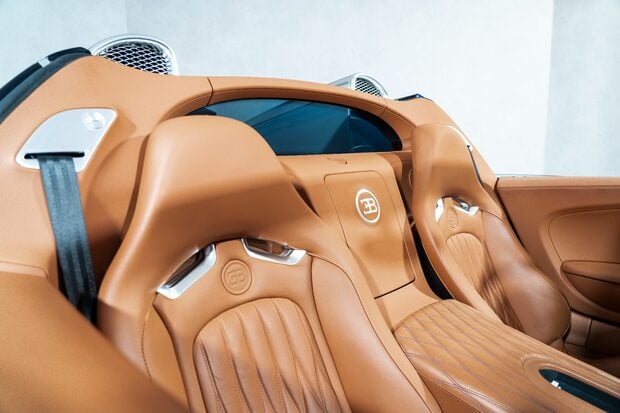 Bugatti Veyron GRAND SPORT. SERVICE PACK. EX BUGATTI DISPLAY CAR. OUTSTANDING PROVENANCE. 2