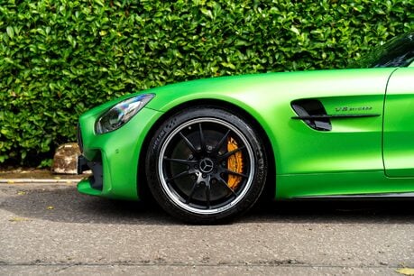Mercedes-Benz AMG GT R PREMIUM. CERAMIC BRAKES. AMG TRACK PACK. CARBON FIBRE TRIM. 4