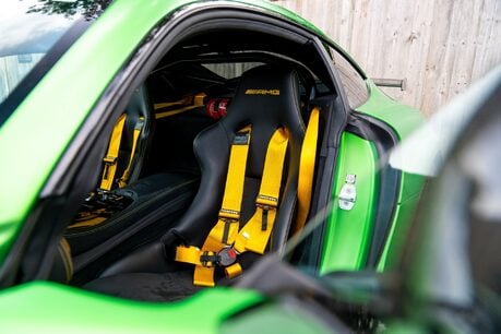 Mercedes-Benz AMG GT R PREMIUM. CERAMIC BRAKES. AMG TRACK PACK. CARBON FIBRE TRIM. 14