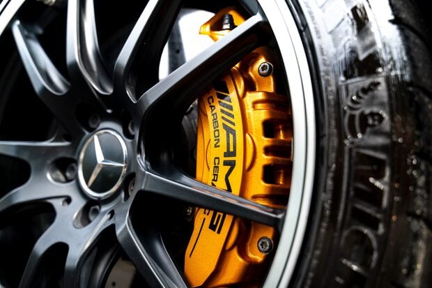 Mercedes-Benz AMG GT R PREMIUM. CERAMIC BRAKES. AMG TRACK PACK. CARBON FIBRE TRIM. 3