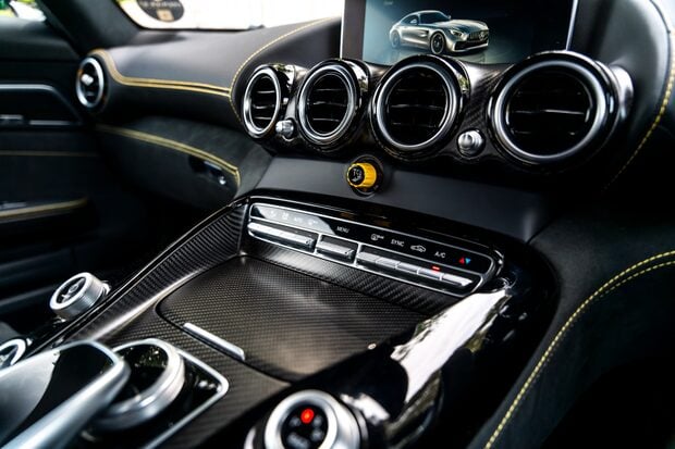 Mercedes-Benz AMG GT R PREMIUM. CERAMIC BRAKES. AMG TRACK PACK. CARBON FIBRE TRIM. 5