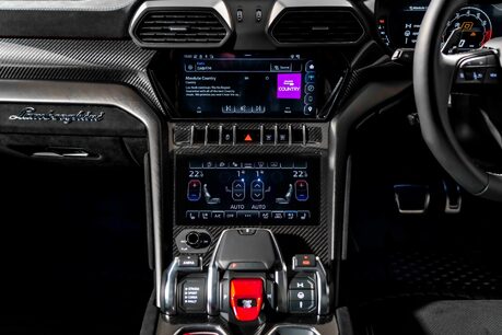 Lamborghini Urus V8 PERFORMANTE. FULL PPF. PANORAMIC ROOF. HEATED, COOLED & MASSAGE SEATS. 39